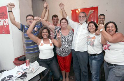 Eduardo Peixoto, ao centro, de camisa branca, comemora a vitria ao lado da mulher, a vereador Odissia Carvalho