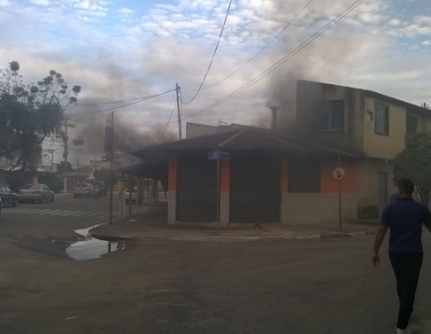 Princ�pio de inc�ndio em lanchonete