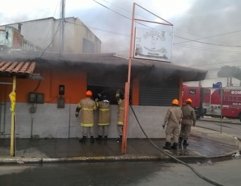 Princ�pio de inc�ndio em lanchonete