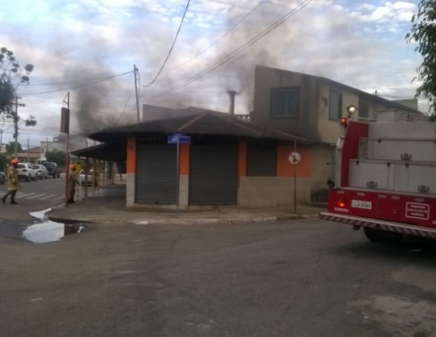 Princ�pio de inc�ndio em lanchonete