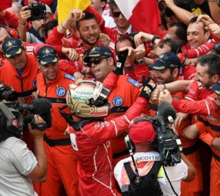 Vettel comemora com equipe