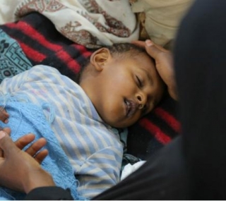 Criança recebe tratamento contra a cólera