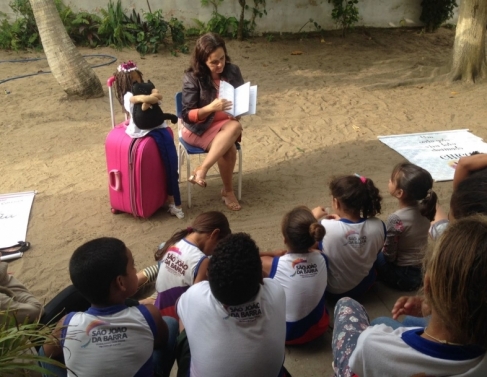 Em uma das contaes de histria, os alunos conheceram uma autora de livro
