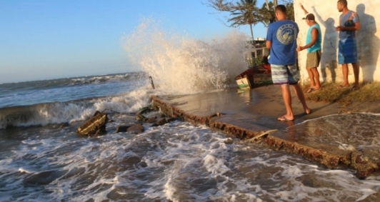 Mar em Atafona avança e deixa moradores preocupados
