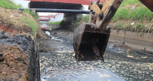 Limpeza no canal Campos-Maca