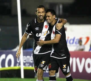 Yago Pikachu comemora gol com Nenê