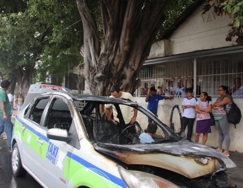 O interior do ve�culo ficou completamente destru�do