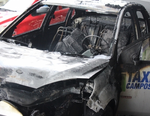 O interior do ve�culo ficou completamente destru�do