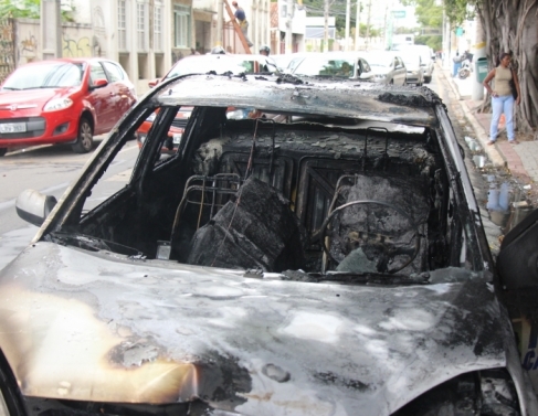 O interior do ve�culo ficou completamente destru�do