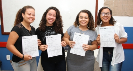 Estudantes recebero bolsa no valor de R$ 113,00