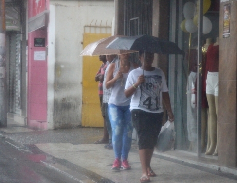 A quinta-feira amanheceu chuvosa em Campos