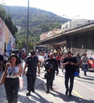 Alunos e servidores protestando no Rio