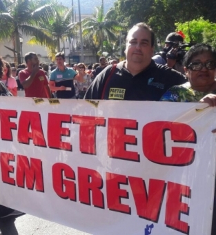 Alunos e servidores protestando no Rio