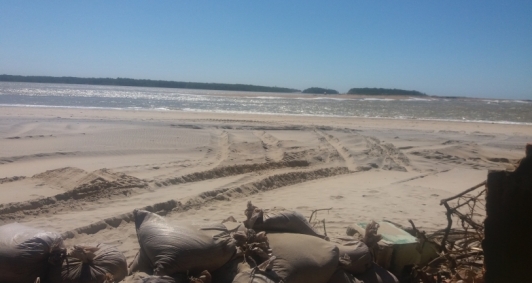 Sacos de areia colocados em Atafona