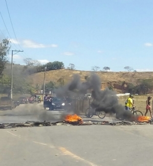 Moradores protestaram a falta de transporte p�blico 