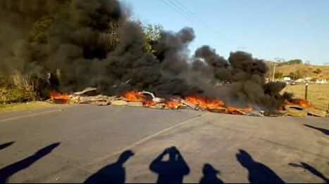 Moradores protestaram a falta de transporte p�blico 