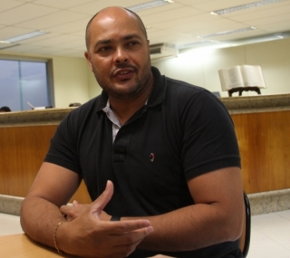 Técnico Carlos Eduardo busca apoio financeiro