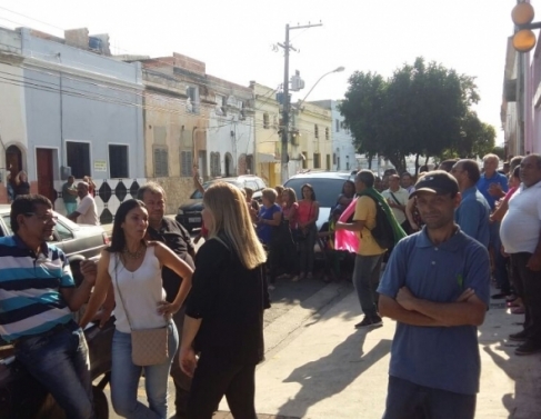 Militantes em frente � casa da Lapa