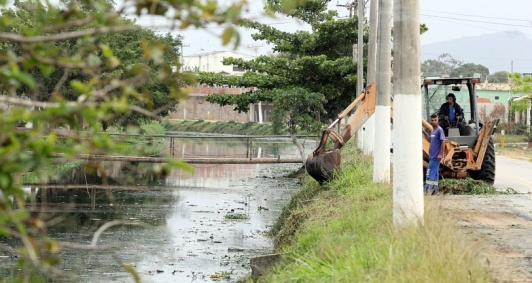 Limpeza do canal Campos-Maca&eacute;