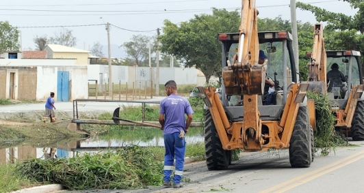 Limpeza do canal Campos-Maca&eacute;