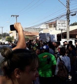 Tumulto em frente  Prefeitura de Campos
