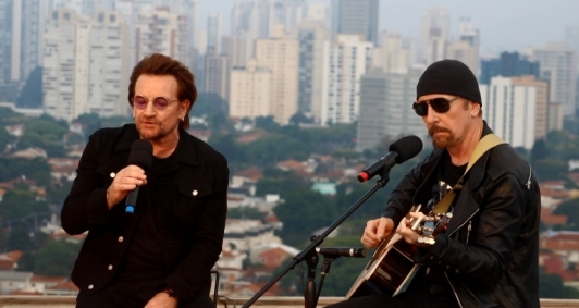 Bono Vox e os m&uacute;sicos do U2