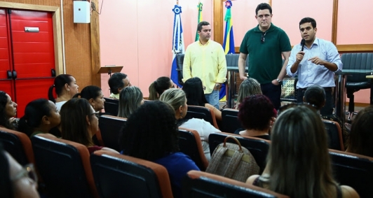 Rafael Diniz recebe diretores de escolas