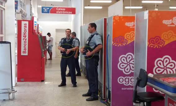 Mesmo sem ningu�m trabalhando, sem malotes, armas semi-sacadas e TODOS os caixas interditados