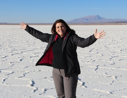 Bette Lucchese no Salar de Uyuni, na Bol&iacute;via