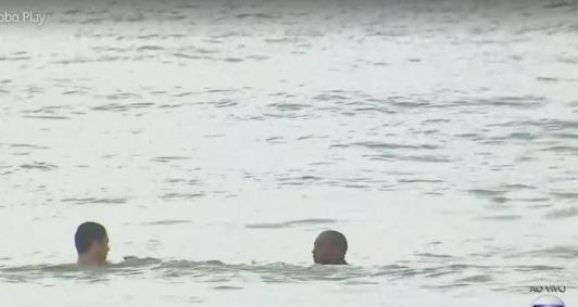 Equipe de resgate tenta encontrar vest&iacute;gios de helic&oacute;ptero que caiu em praia do Recife 