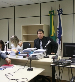 Juiz Ralph Manh&atilde;es 