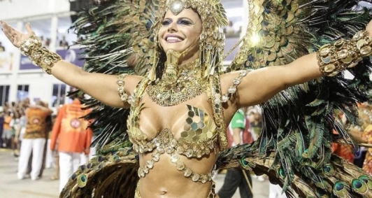 Viviana Arajo durante desfile do Salgueiro