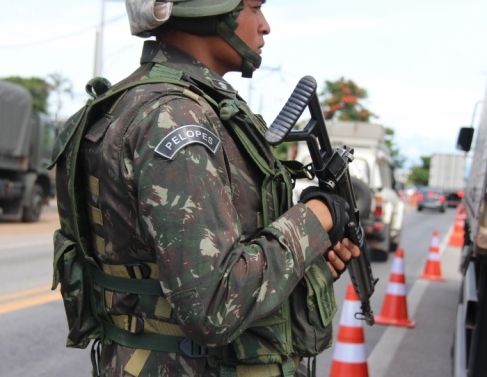 Forças Armadas atuam na BR-101 em Campos