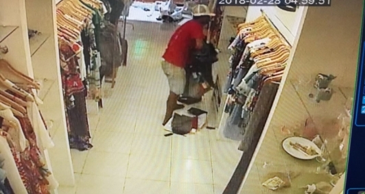 Cmeras flagram furto em loja