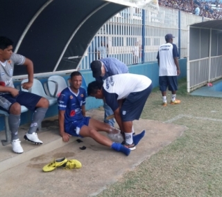 Cleiton recebeu tratamento com gelo e fez profecia