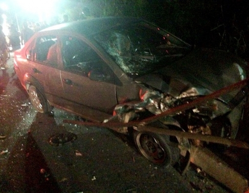 Carro ainda colidiu com mureta