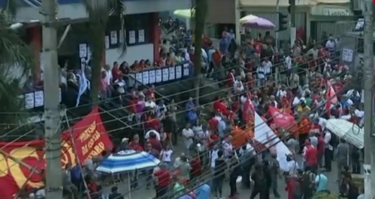 Apoiadores de Lula em frente ao Sindicado dos Metalúrgicos 