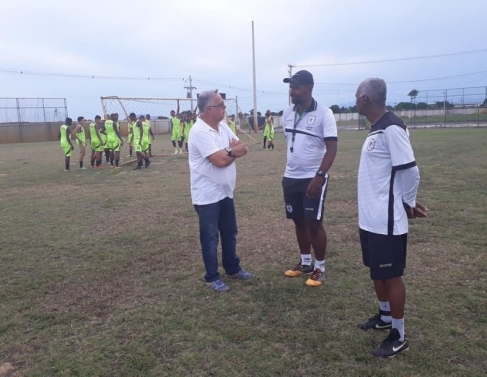 Treinador Josué Teixeira reunido com sua equipe técnica para traçar possíveis estratégias a serem desenvolvidas no campo