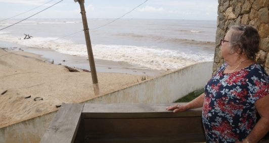 A aposentada Sônia Ferreira, de 73 anos, hoje observa o mar bem próximo de sua casa, onde mora há quase 40 anos e de onde já presenciou vários imóveis levados pela água