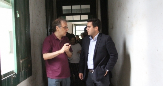 Marco Lucchesi e Rafael Diniz no prdio histrico