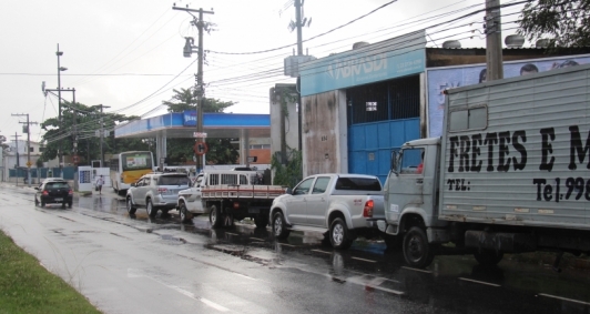 Longas filas se formaram para abastecimento
