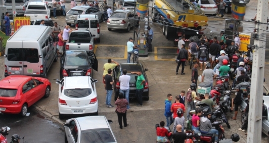 Longas filas se formaram para abastecimento