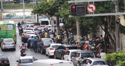 Longas filas se formaram para abastecimento