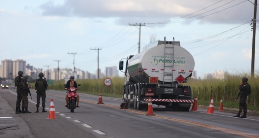 Exrcito auxiliou sada de caminhes