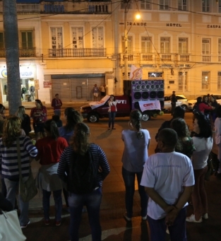 Servidores da educação em ato na praça