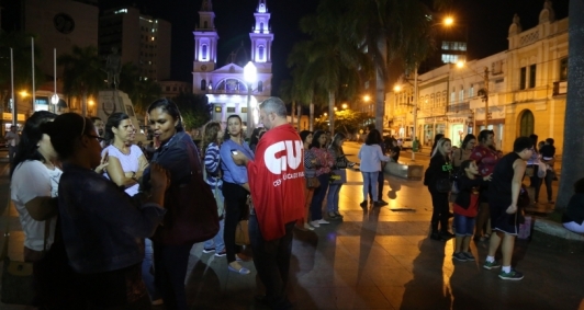 Servidores da educao em ato na praa
