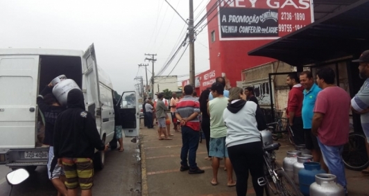 Fila para comprar gs de cozinha