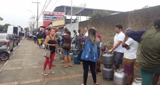 Fila para comprar gs de cozinha