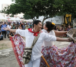 Os participantes comparecem vestidos a caráter