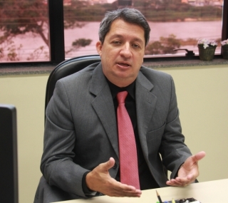 Juiz Ralph Manh&atilde;es